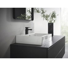 Salle de bains moderne avec lavabo à poser, robinet et meuble sous-vasque