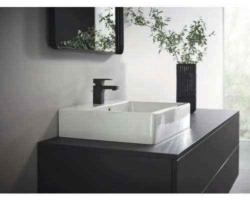 Modernes Badezimmer mit Aufsatzwaschbecken, Armatur und Unterschrank