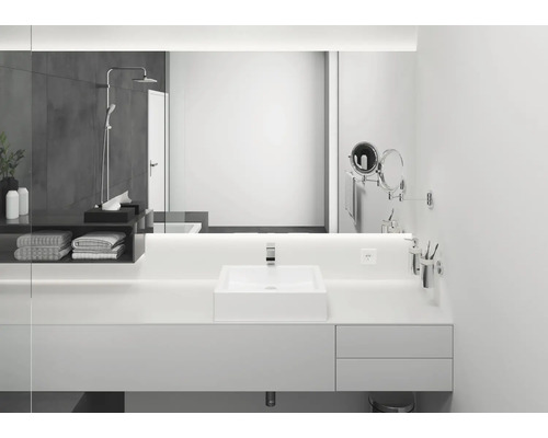 Helles Badezimmer mit Waschbecken, Spiegel, Handtüchern und Dusche