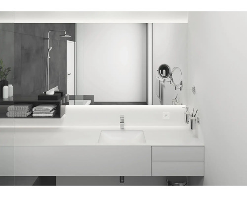 Modernes Badezimmer mit Waschbecken, Spiegel und Dusche