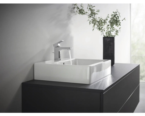 Modernes Badezimmerensemble mit Aufsatzwaschbecken, Armatur und Unterschrank