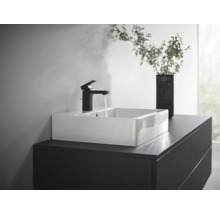 Lavabo avec robinet sur meuble sous-vasque dans la salle de bain