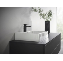 Salle de bains avec un lavabo sur un meuble sous-vasque et un robinet