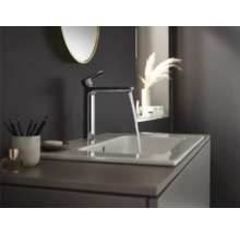 Salle de bain moderne avec lavabo, robinet et miroir