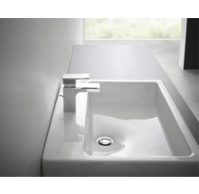 Vasque à poser avec robinet sur panneau de lavabo