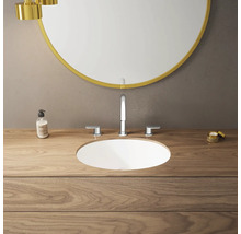 Modernes Badezimmer mit Waschbecken, Armatur und Spiegel