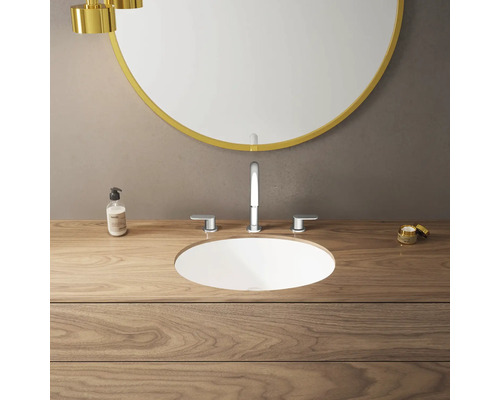 Modernes Badezimmer mit Waschbecken, Armatur und Spiegel