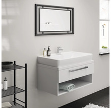 Modernes Badezimmer mit Waschbeckenunterschrank, Spiegel und Ablageregal.