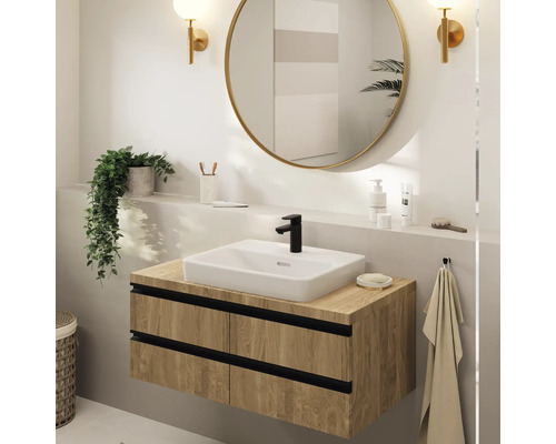 Badezimmer mit Waschtischunterschrank, Aufsatzwaschbecken, Spiegel und Wandleuchten