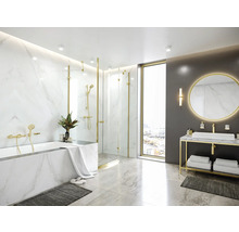 Helles Badezimmer mit Badewanne, Dusche und Waschtisch mit Spiegel