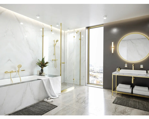 Helles Badezimmer mit Badewanne, Dusche und Waschtisch mit Spiegel