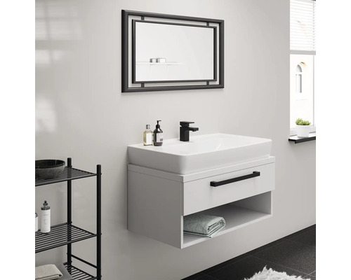 Modernes Badezimmer mit Waschbecken, Unterschrank und Spiegel
