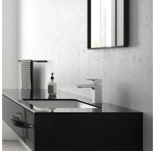 Salle de bains moderne avec meuble-lavabo noir, robinet, miroir et porte-serviettes