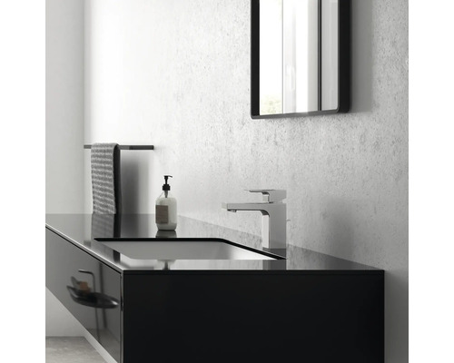 Modernes Badezimmer mit schwarzem Waschtisch, Armatur, Spiegel und Handtuchhalter