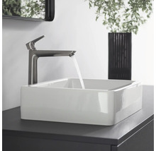 Waschtisch mit Armatur und rechteckigem Becken