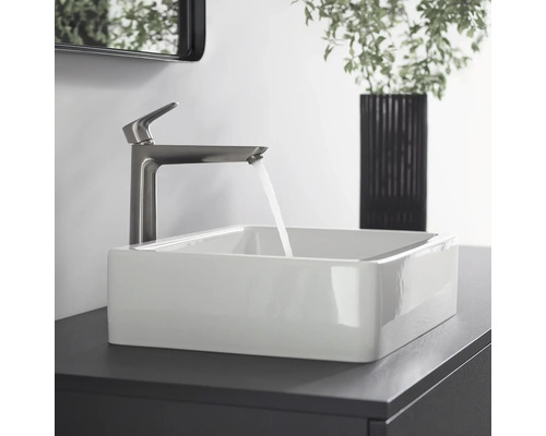 Waschtisch mit Armatur und rechteckigem Becken