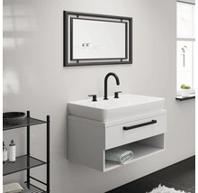 Badezimmer mit Waschbeckenunterschrank, Spiegel und Regal
