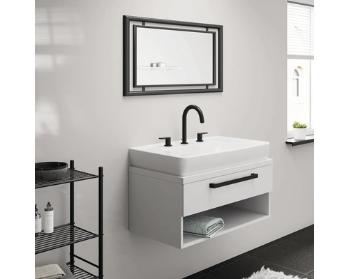 Badezimmer mit Waschbeckenunterschrank, Spiegel und Regal