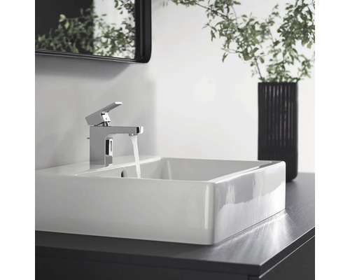 Modernes Badezimmer mit weissem Aufsatzwaschbecken und Wasserhahn