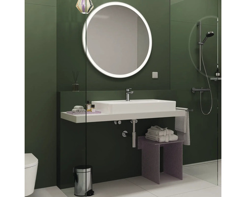 Badezimmer mit rundem Spiegel, Waschbecken, Armatur und Dusche