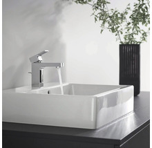 Lavabo avec robinet sur meuble sous-vasque dans salle de bain