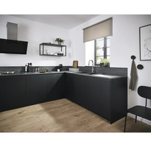 Cuisine moderne avec armoires noires, plan de travail et évier sous une fenêtre avec store.
