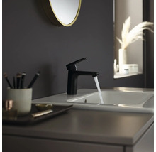 Salle de bains moderne avec robinet noir et lavabo