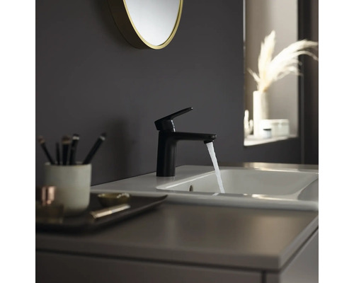 Modernes Badezimmer mit schwarzer Armatur und Waschbecken