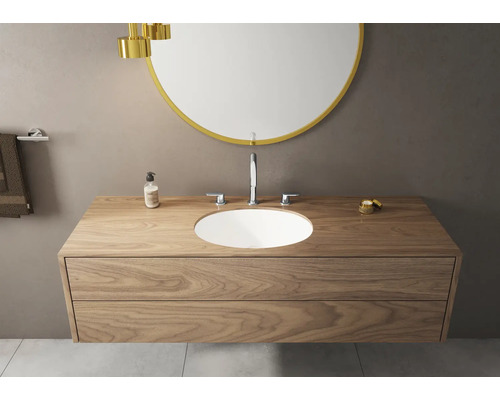 Badezimmer mit Waschbeckenunterschrank in Holzoptik, rundem Spiegel und Armatur