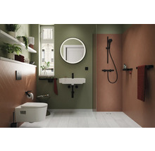Salle de bain lumineuse avec toilettes, lavabo, miroir, douche et étagères