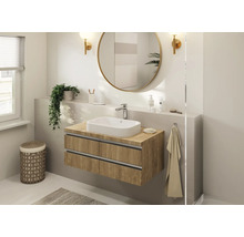 Salle de bains avec meuble sous-vasque, vasque à poser, miroir rond et décoration