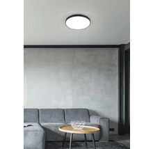 Deckenleuchte im Wohnzimmer mit Sofa und Tisch.