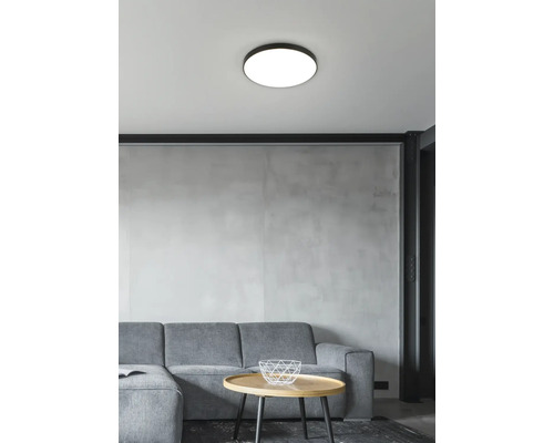 Deckenleuchte im Wohnzimmer mit Sofa und Tisch.