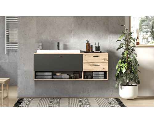 Modernes Badezimmer mit Waschtischunterschrank, Handtüchern und Zimmerpflanze