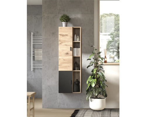 Modernes Badezimmer mit Hängeschrank in Holzoptik und dunkler Tür