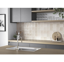 Scène de cuisine avec évier, robinet et carreaux muraux carrés