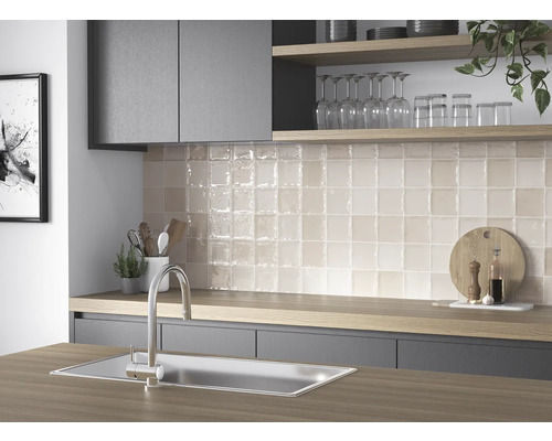 Scène de cuisine avec évier, robinet et carreaux muraux carrés