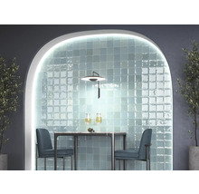 Salle à manger avec mur carrelé, table et chaises