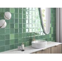 Salle de bain avec carreaux verts, lavabo et miroir