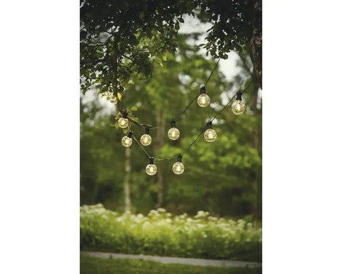 Guirlande lumineuse avec ampoules dans le jardin