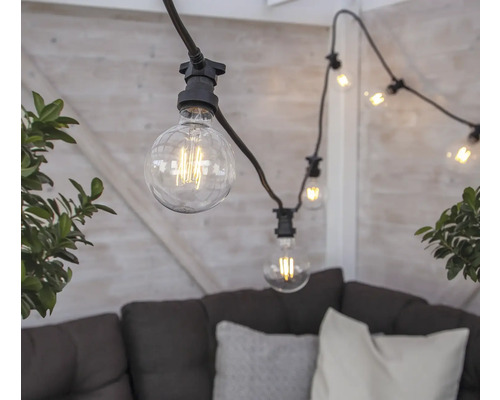 Dekorative Lichterkette mit runden Glühbirnen für den Aussenbereich.