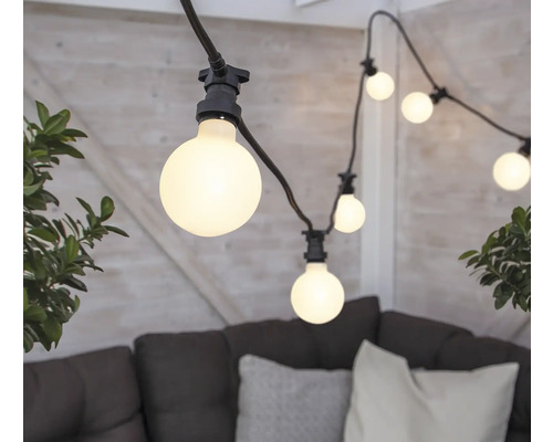 Lichterkette mit runden Lampen im Aussenbereich.