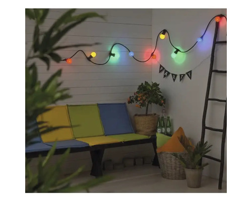 Scène de terrasse avec guirlande lumineuse, banc, plante et échelle