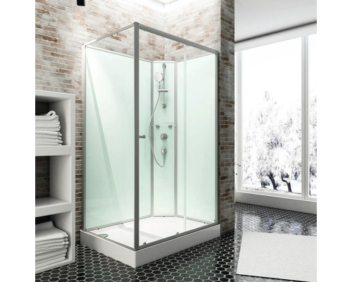 Cabine de douche avec pommeau de douche dans une salle de bain avec mur en briques et fenêtre