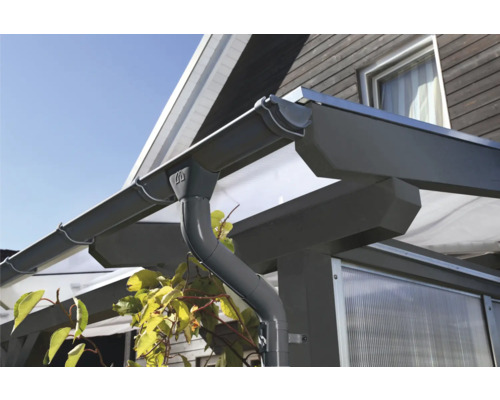 Ensemble de gouttière SKAN HOLZ 648 cm (lot de 2) acier zingué anthracite Gros plan d''une gouttière sur un bâtiment