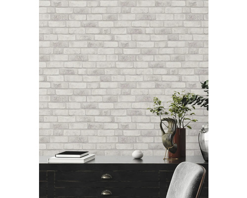 Décoration murale avec papier peint imitation pierre au-dessus d''une commode