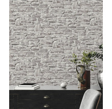 Mur avec papier peint imitation pierre et commode