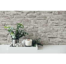 Mur décoratif aspect pierre, arrangement avec bougie et plante