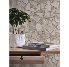 Décoration murale avec papier peint imitation pierre, plante et table avec tiroir