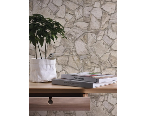 Décoration murale avec papier peint imitation pierre, plante et table avec tiroir